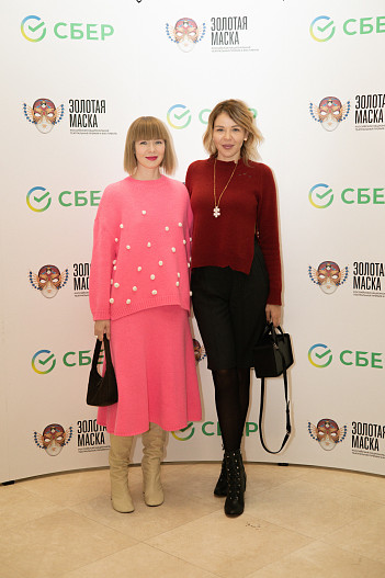 Вика Газинская с гостьей вечера