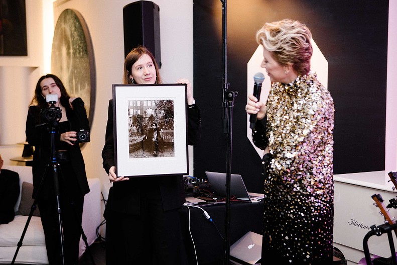 Люба Галкина презентует лот – фотографию Бориса Гребенщикова, сделанную Вадимом Левиным