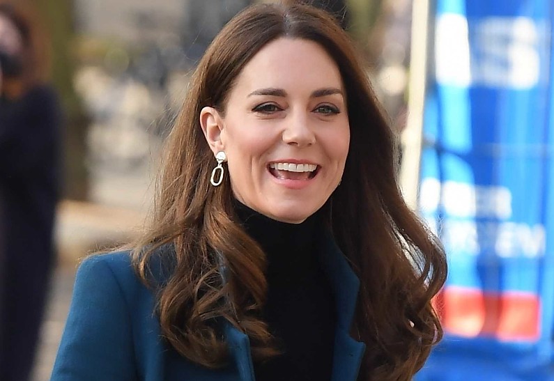 Первый выход в 2022 году: элегантная Кейт Миддлтон в синем пальто восхитила поклонников