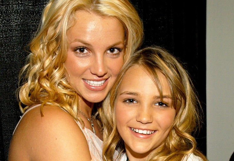 «Эгоистичное отродье»: Бритни Спирс продолжает публично оскорблять свою сестру