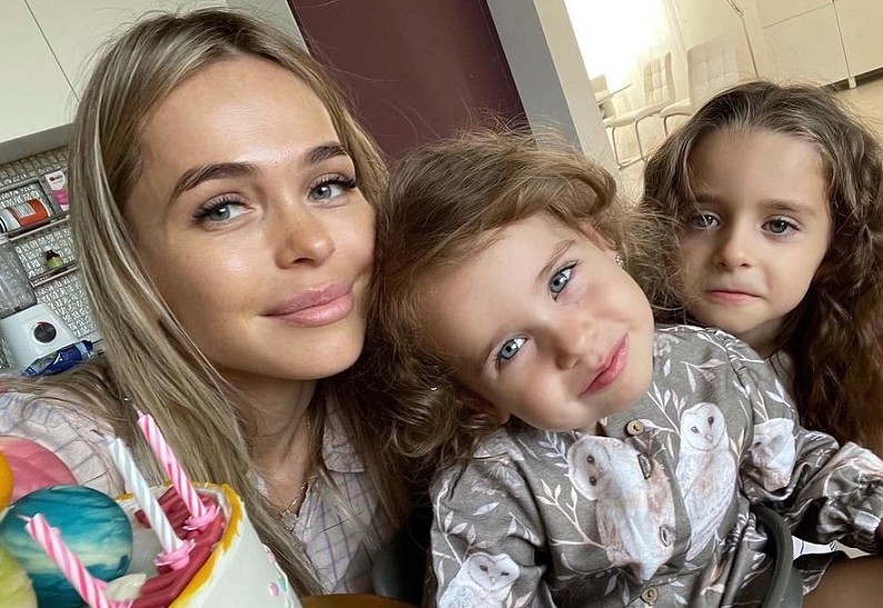 Анна Хилькевич с дочерьми попала в больницу и не может улететь из страны
