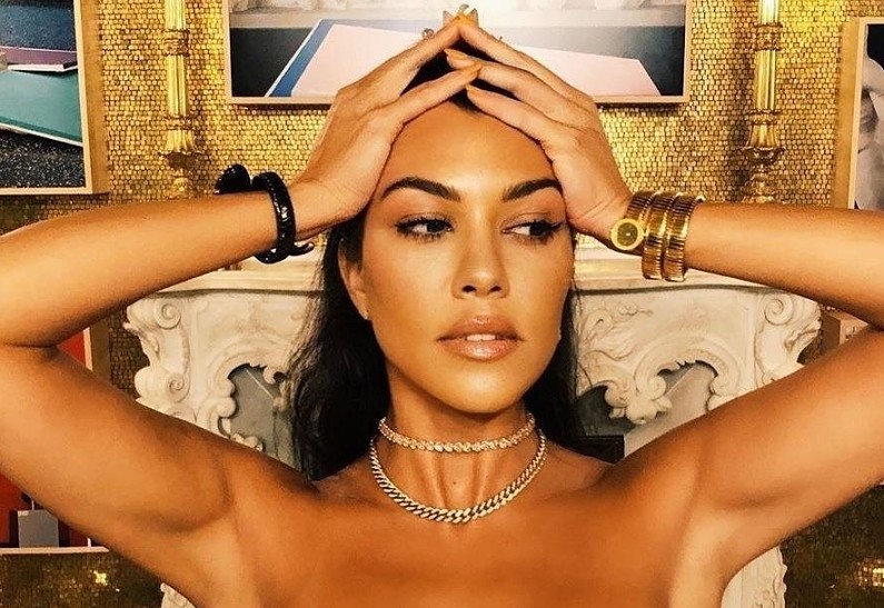 Фанаты упрекнули Кортни Кардашьян в злоупотреблении фотошопом