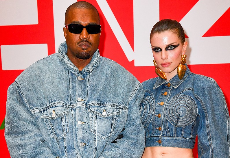 Поклонники высмеяли поцелуй Канье Уэста и Джулии Фокс. И вот почему!