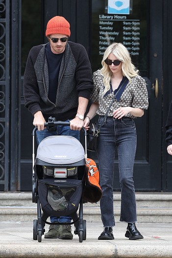 Эмма Робертс и Гаррет Хедлунд с сыном