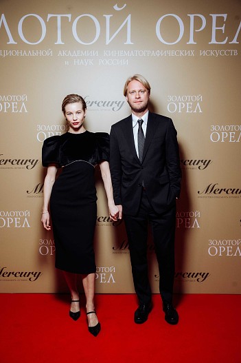 Светлана Устинова (украшения Mercury, Messika) и Илья Стюарт