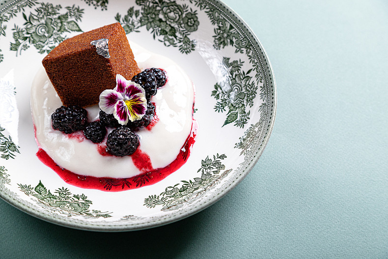 Маковый пирог с ежевикой