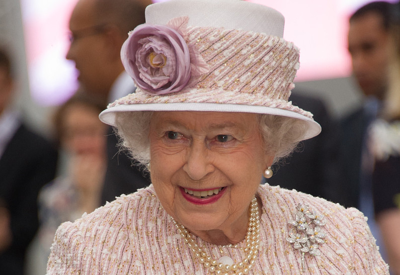 Кому из членов королевской семьи кланялась сама Елизавета II? Рассказываем!