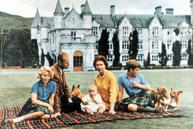 Принц Филипп и Елизавета II со своими детьми