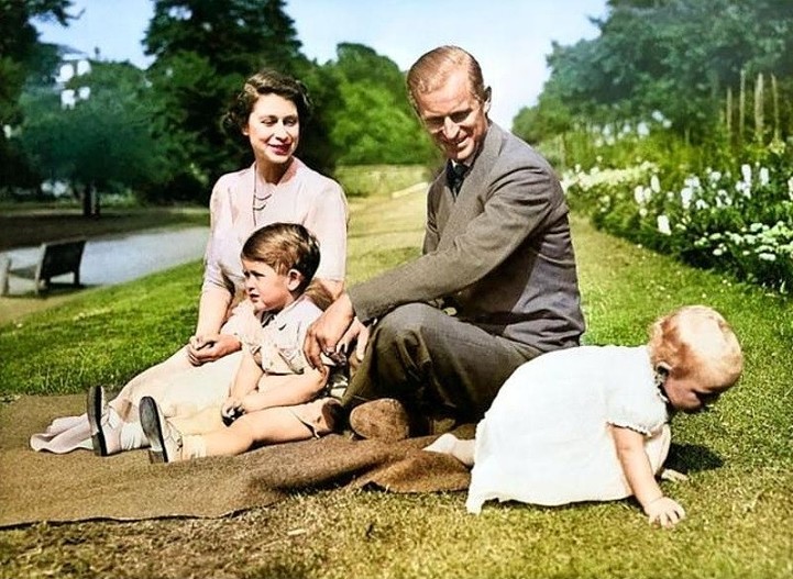 Елизавета II и принц Филипп со своими детьми