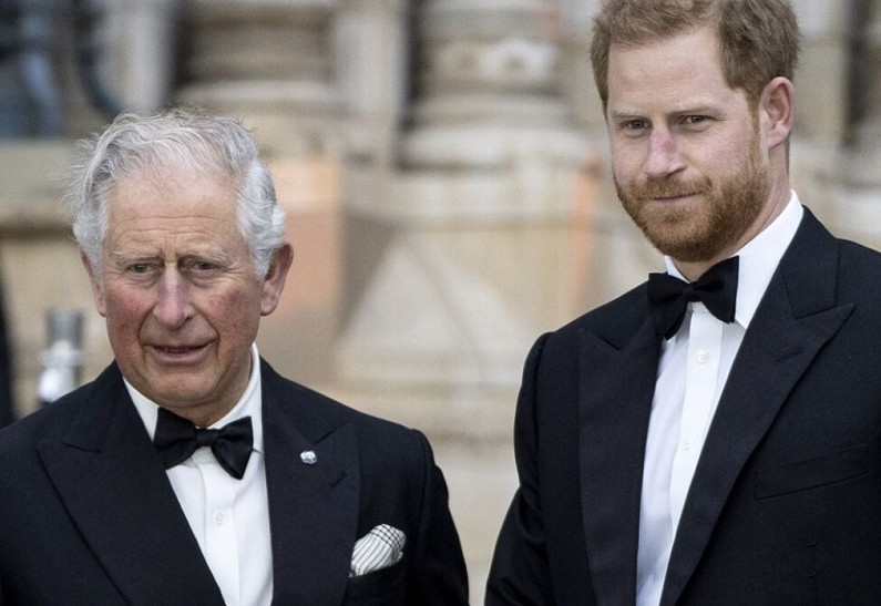 «Хочет уважения в ответ»: Карл III опасается выхода скандальных мемуаров принца Гарри