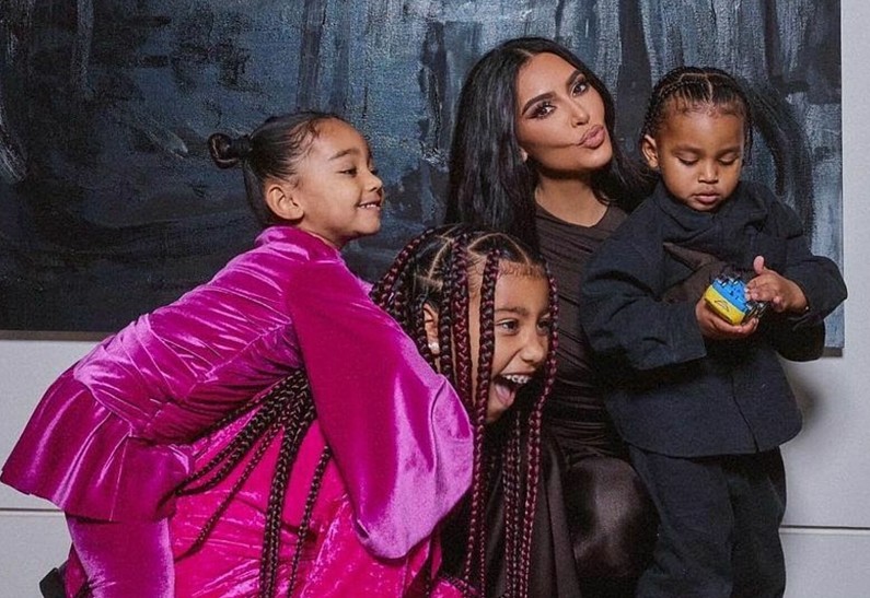 «Лишаешь их детства»: Ким Кардашьян раскритиковали за костюмы детей на Хэллоуин