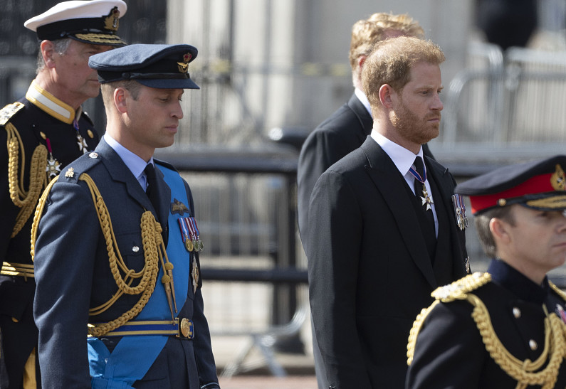 Принц Уильям прекратил всякое общение с принцем Гарри на фоне новостей о выходе его мемуаров