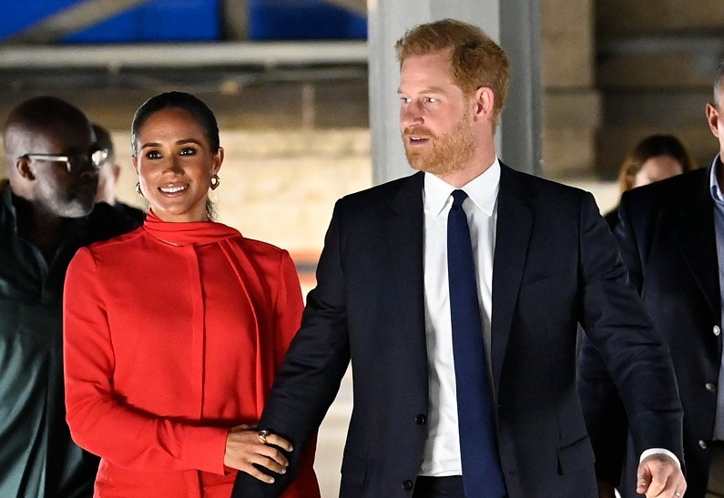Под каблуком у жены: новая фотография принца Гарри и Меган Маркл вызвала недоумение  у британцев