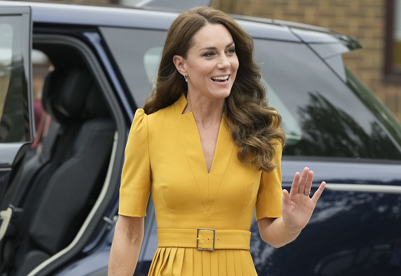 «Невероятно тонкая талия!»: Кейт Миддлтон в элегантном платье посетила роддом королевской больницы. Фото!