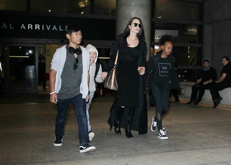 Анджелина Джоли со своими детьми