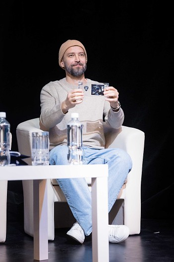 Владимир Кристовский держит в руках подарок от космонавта Сергея Корсакова&nbsp;— медиатор, который был в космосе. Сергей сам разработал дизайн