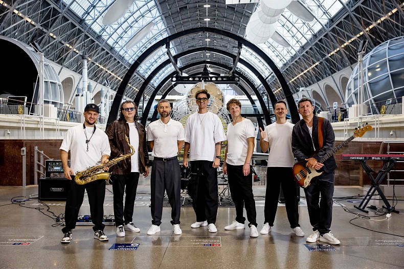 Группа&nbsp;Uma2rman в Центре «Космонавтика и авиация» на ВДНХ, где снималась наземная часть видео