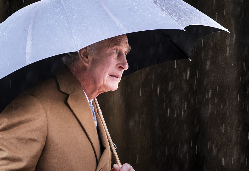 Короля Карла III и королеву-консорта Камиллу забросали яйцами во время визита в Йорк. Что случилось?