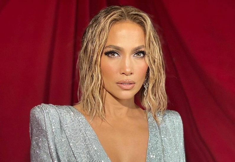 Глубокое декольте и украшение с именем мужа: Дженнифер Лопес очаровала фанатов. Фото!