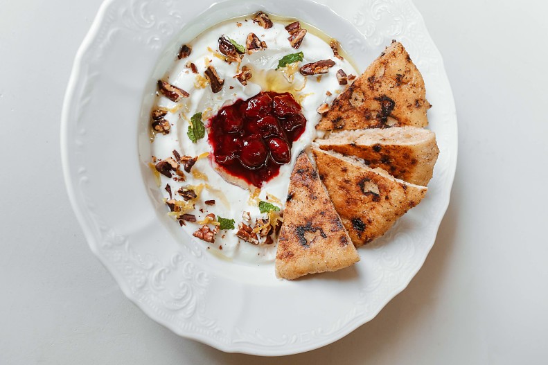 Взбитая рикотта с сезонными ягодами