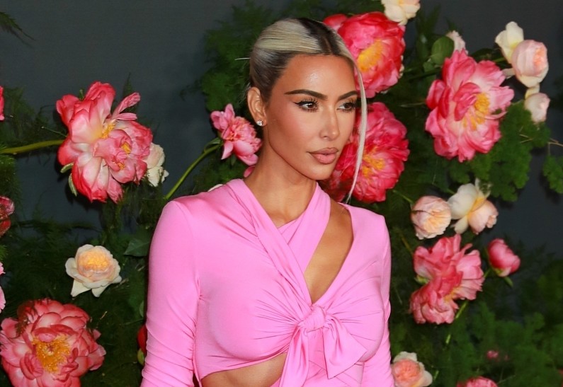 Ким Кардашьян провела день с бывшим бойфрендом своей сестры и оказалась в центре скандала