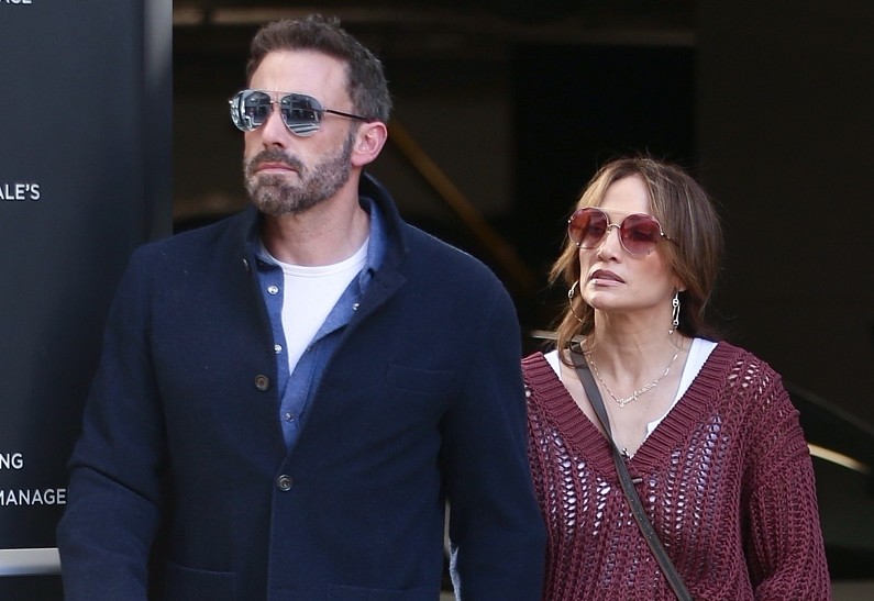 Модный провал! Дженифер Лопес в праздничном свитере разочаровала фанатов