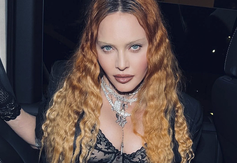 Мадонна показала редкое фото со всеми детьми