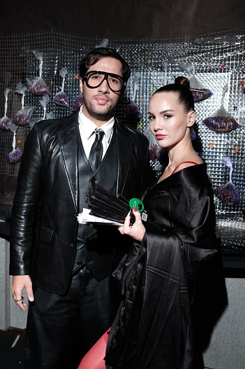 ALEKO со спутницей