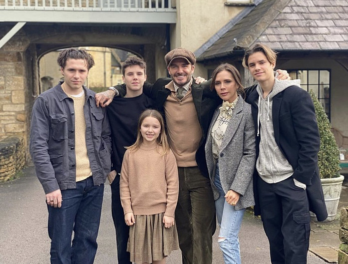 Дэвид и Виктория Бекхэм с детьми Бруклином, Ромео, Крузом и Харпер