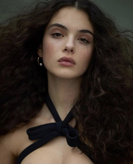 Дева Кассель