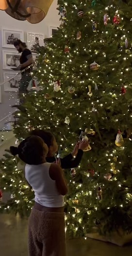 Наряжать рождественскую ель помогали дочь и племянницы Кайли