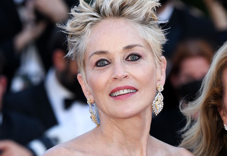 Шэрон Стоун рассказала, что ей предстоит операция по удалению опухоли из-за ошибочного диагноза