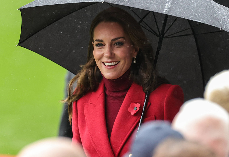 Кейт Миддлтон в красном пальто под дождем на чемпионате мира по регби восхитила фанатов. Фото!