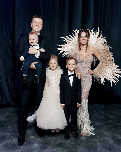 Артём и Валерия Чекалины с детьми