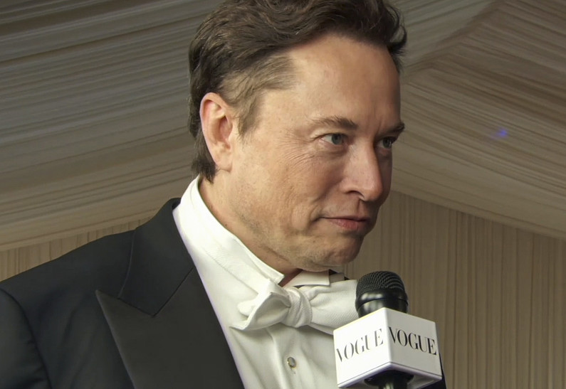 Илон Маск поделился редкими фотографиями своего сына