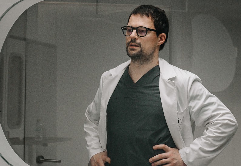 Данила Козловский, Паулина Андреева и Виктория Исакова в сериале «13 клиническая». Фото!