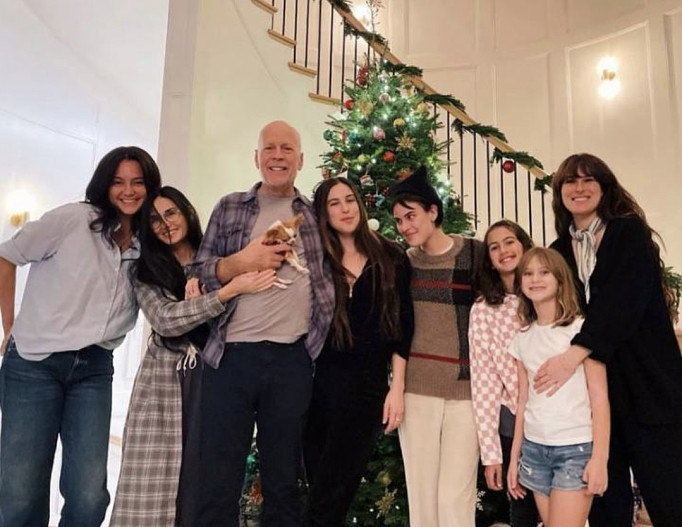 Брюс Уиллис с семьей