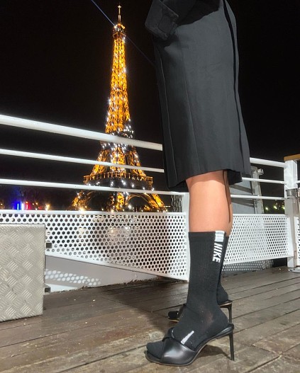 Ирина Шейк дополнила свой образ черными босоножками и высокими носками Nike