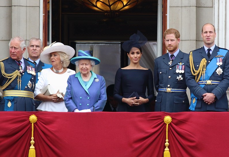 «Меган стала козлом отпущения»: королевская семья устроила намеренную травлю жены принца Гарри в прессе
