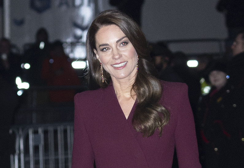 «Проницательная улыбка»: как Кейт Миддлтон переживает скандал из-за фильма Меган Маркл и принца Гарри?