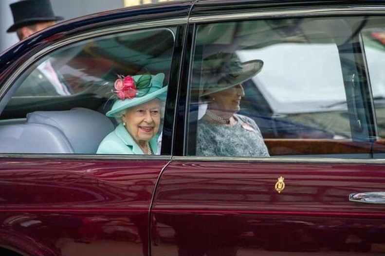 Елизавета II и Сьюзан Хасси