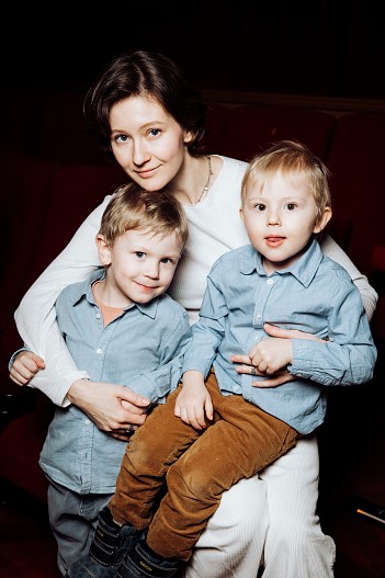 Яна Гладких с детьми