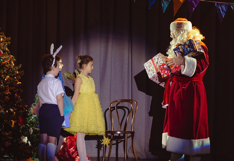 Баста стал Дедом Морозом в новогоднем ролике Фонда Хабенского