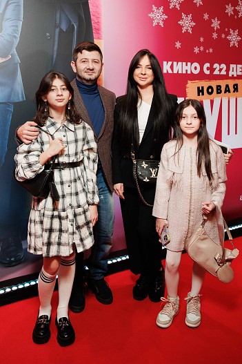 Михаил Галустян с женой и дочерьми