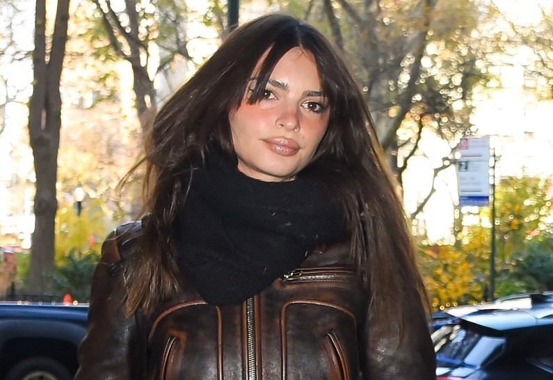 Эмили Ратаковски заметили за поцелуем с новым избранником. И это не Пит Дэвидсон!