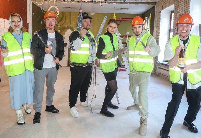 Сломали стены и стереотипы: звезды сериала «Евгенич» потрудились на славу в будущем баре Сергея Жукова