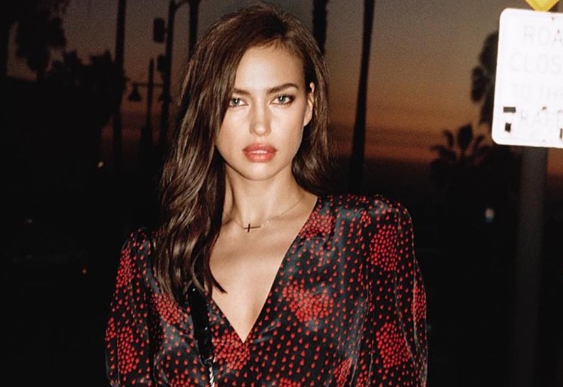 Ирина Шейк в крошечном бикини на фоне заката произвела фурор. Фото!