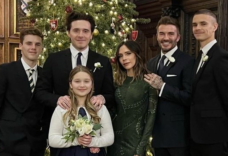 Семья Бекхэмов в шелковых пижамах поздравила поклонников с Рождеством. Фото!