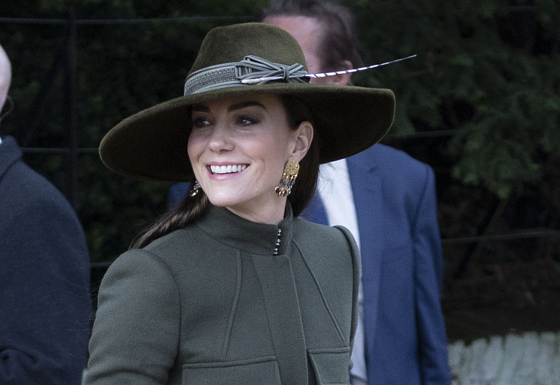 Кейт Миддлтон в зеленом элегантном наряде появилась на рождественской службе. Фото!