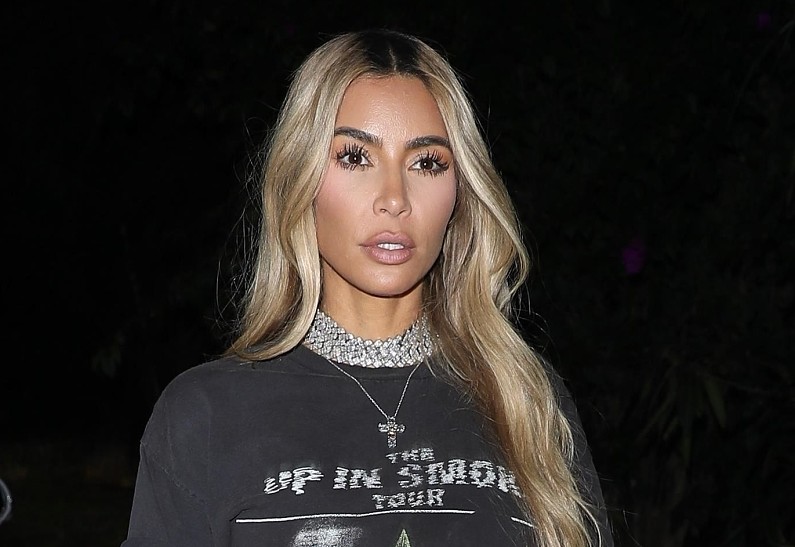 Ким Кардашьян в сияющем платье из кристаллов ошеломила фанатов. Фото!